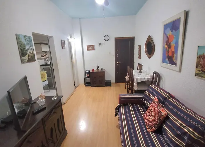Elegant Vintage Apartment In Leblon